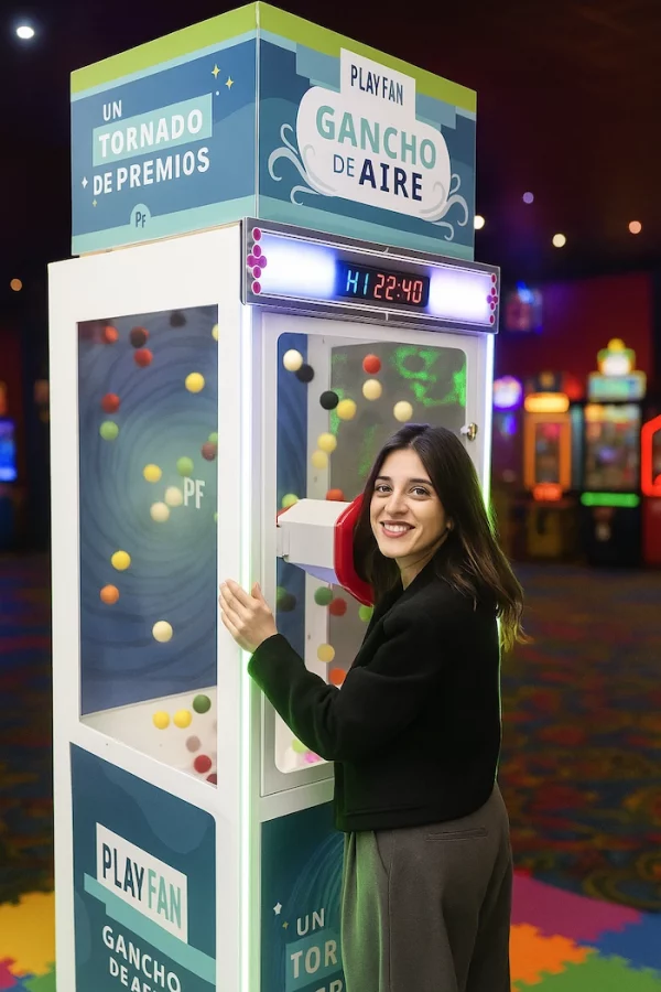 Joven jugando al gancho de aire de play fan en un evento o feria