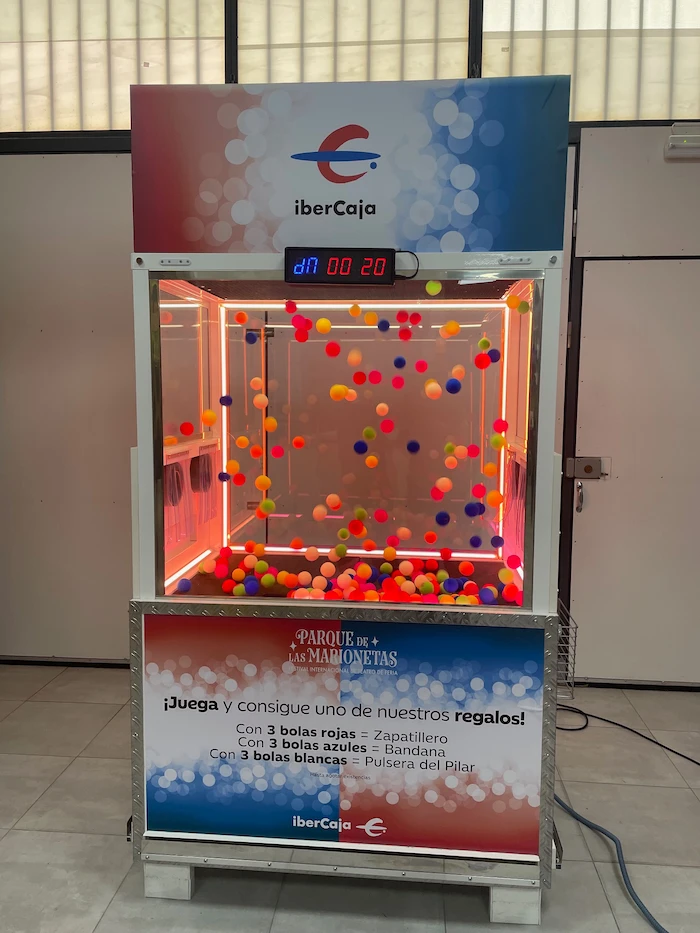 Alquiler de cabina recreativa que dinamiza eventos y ferias jugando a agarrar pelotas saltarinas