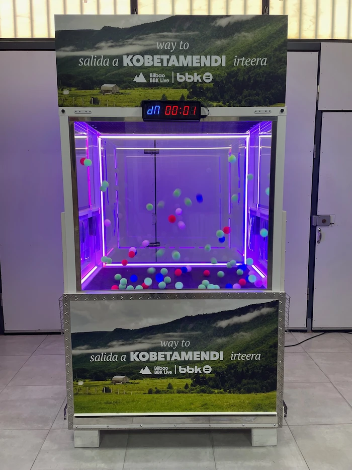 La pecera de aire, cabina de aire donde jugar a atrapar pelotas saltarinas en eventos y ferias