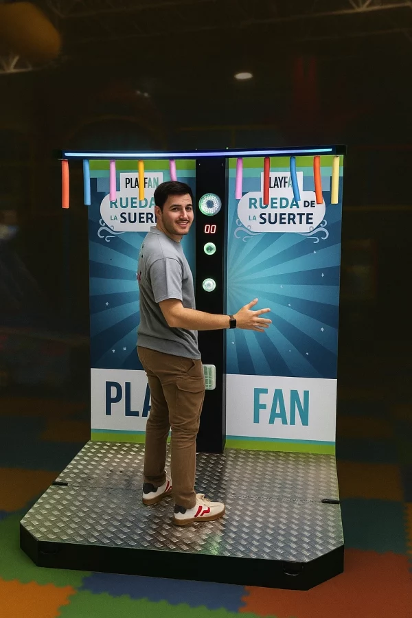 Muchacho jugando a la rueda de la suerte, el juego de agarrar los palos de play fan