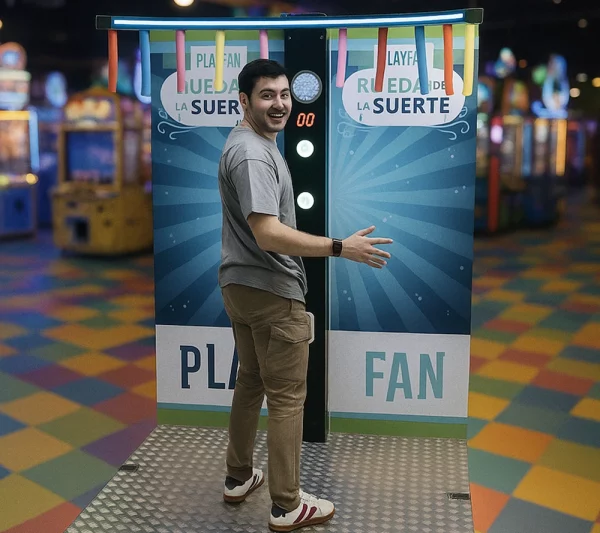 Joven jugando en la cabina de la rueda de la suerte de Play fan, un juego de reflejos cargado de diversión